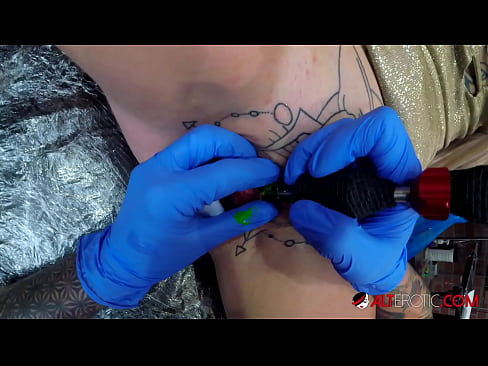 ❤️ Ekstremt tatoveret hottie Sully Savage fik en tatovering på sin klitoris Porno fb at da.raceporn.ru ❌❤